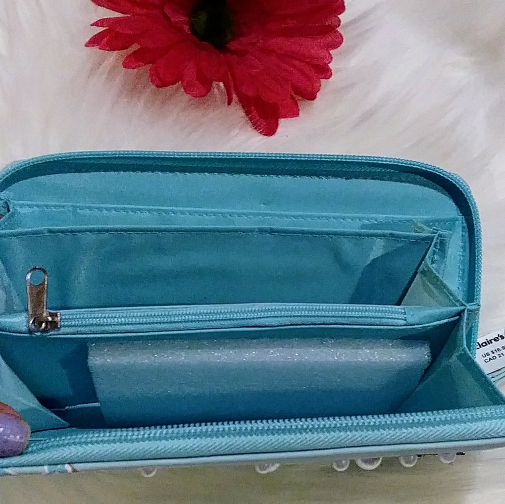 Claire's wallet brand new. - Picture 3 of 4